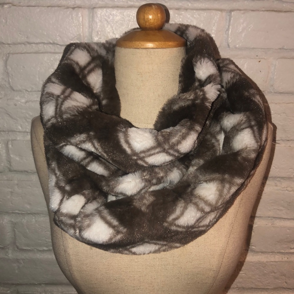 Soul Young Women’s Faux Fur Plaid Print Infinity